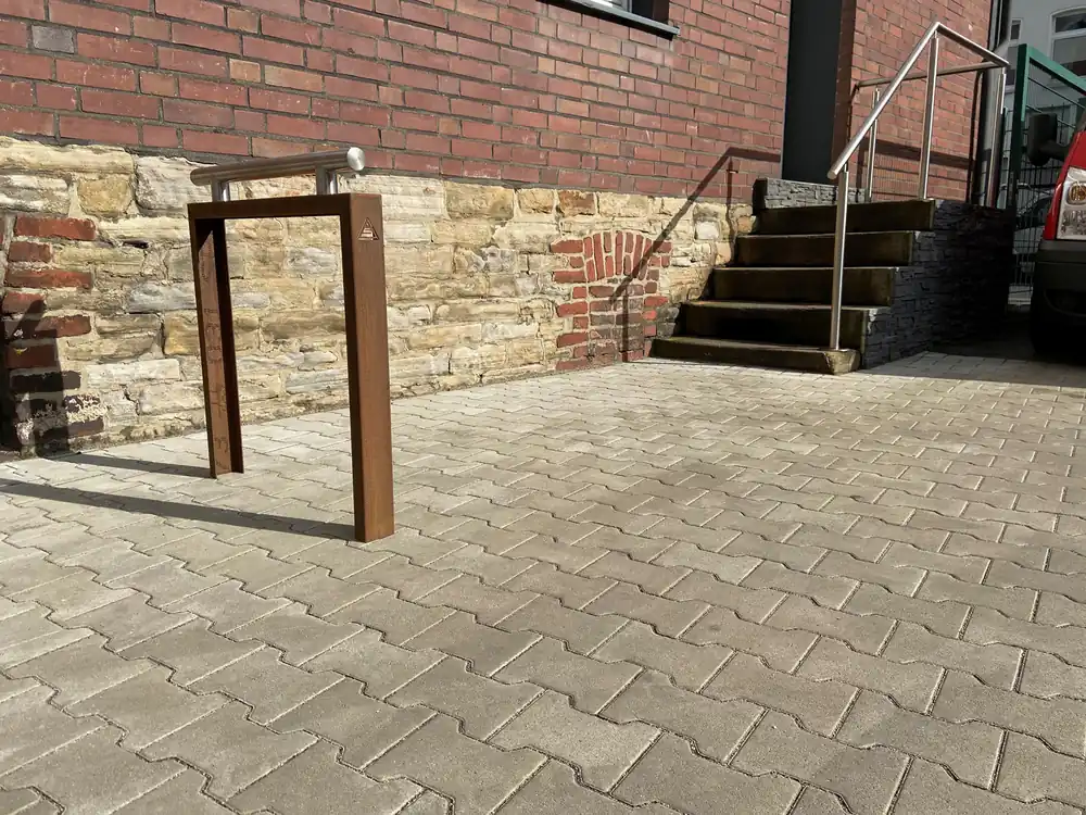 Geprüft Anlehnbügel aus Cortenstahl mit Edelstahlaufsatz, 750 mm