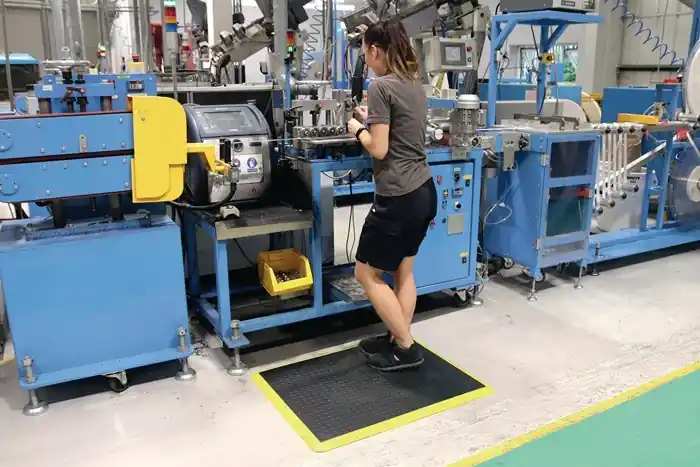 Zertifiziert Arbeitsplatzbodenbelag L1200xB900xS18mm schwarz m.gelben Streifen PU COBA